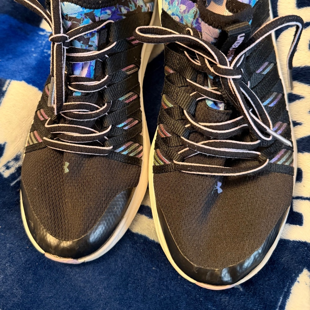 Girls under armour shoes size 5 youth